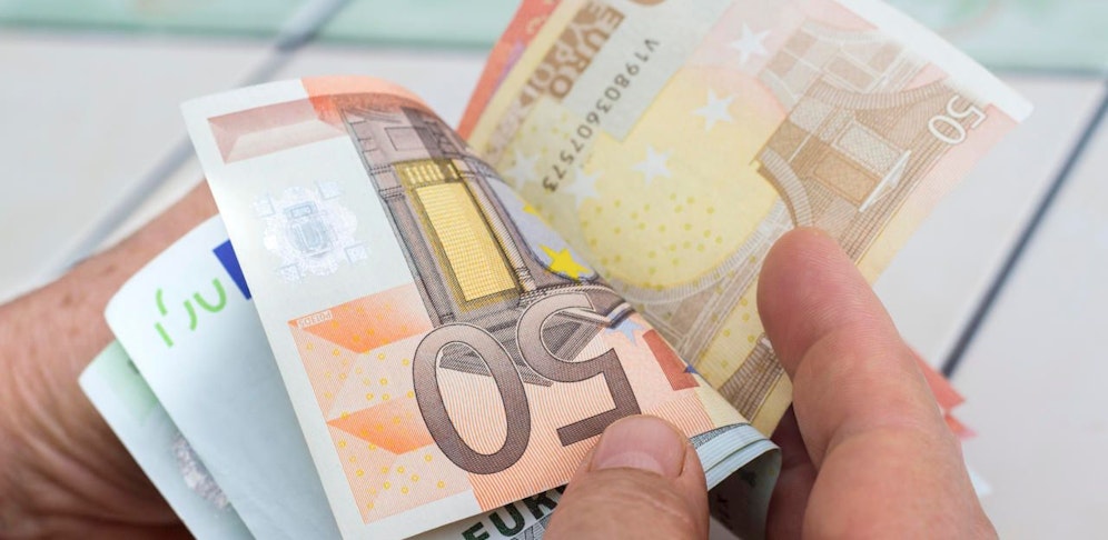 Die Polizei warnt vor einer Spendensammlerin, die in Wahrheit eine Trickbetrügerin ist  und ihren Opfern Geld stiehlt.