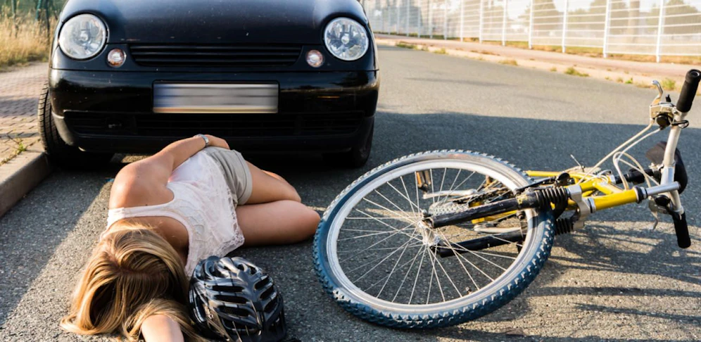 Der Autolenker wurde von der Sonne geblendet und erfasste die Radfahrerin