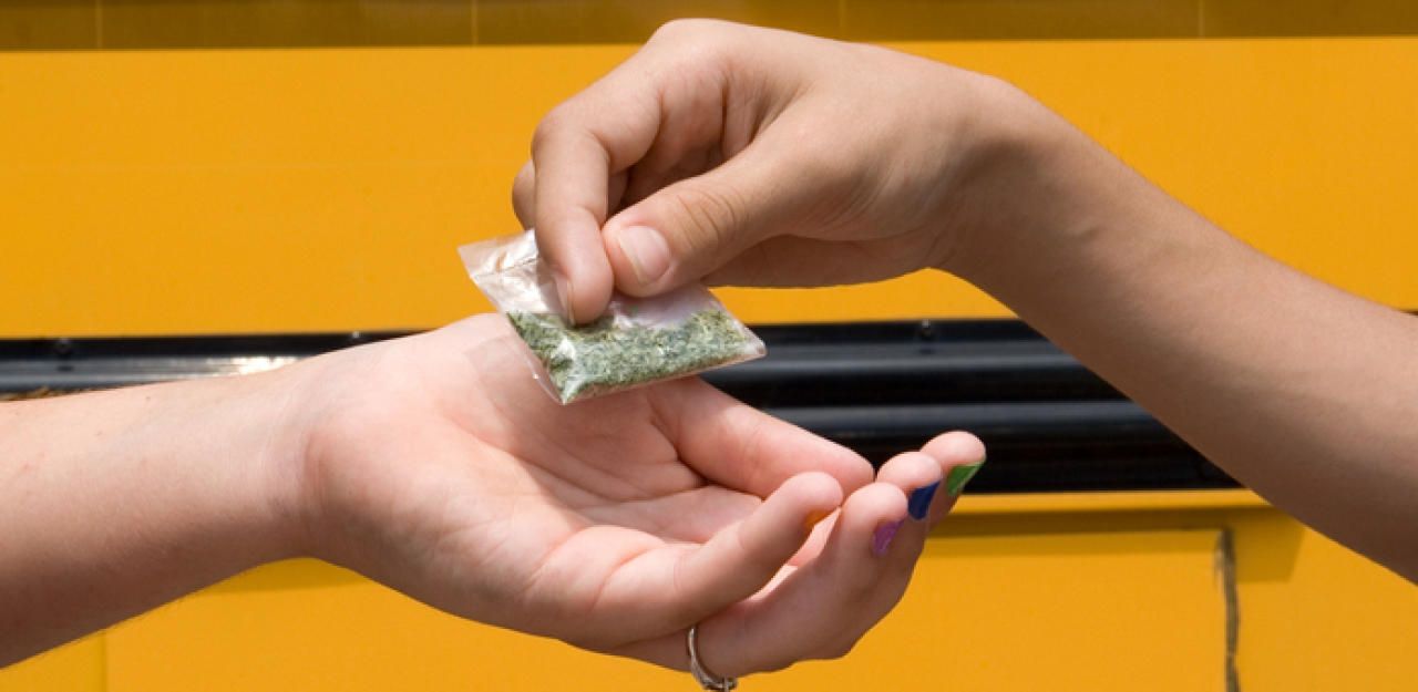 Symbolbild eines Cannabis-Deals.