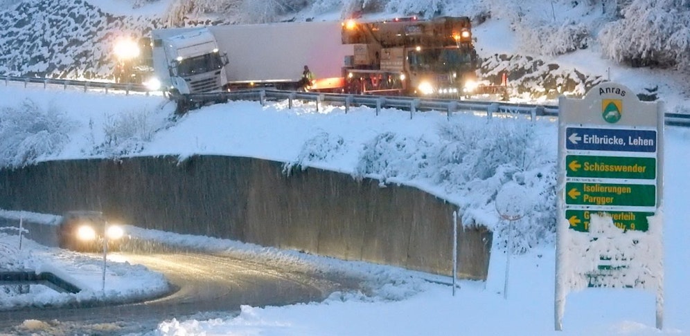 Der Lkw krachte gegen eine Straßensperre