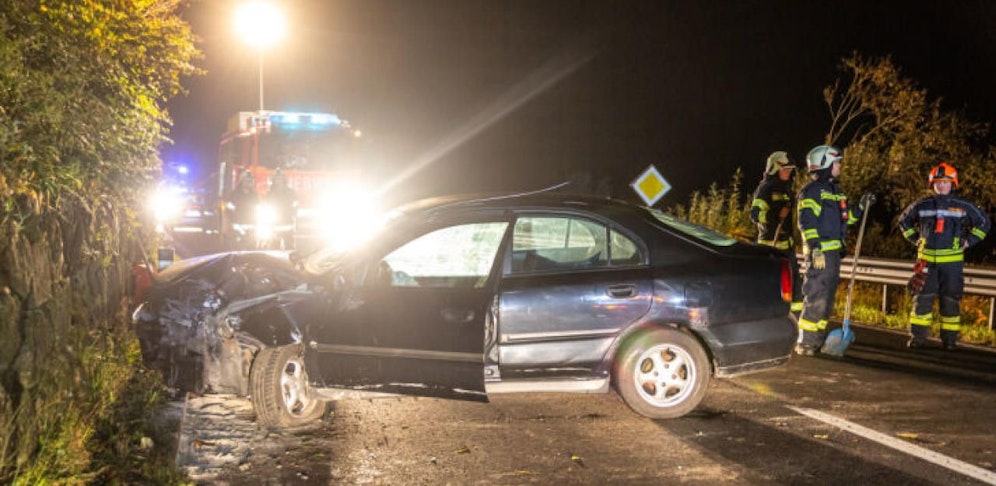 Ein Alkolenker raste auf der Flucht vor der Polizei in einer Steinmauer. 