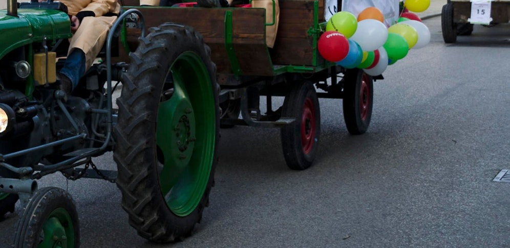 Der Bub wurde vom Hinterreifen des Traktoranhängers erfasst und überrollt.