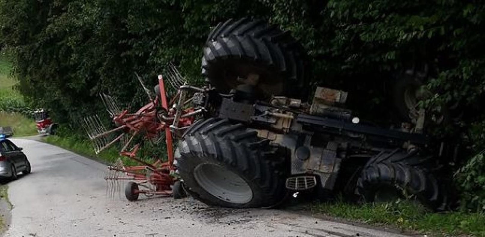 24 Mann der Feuerwehr Kleinfrannach bargen den umgestürzten Traktor.