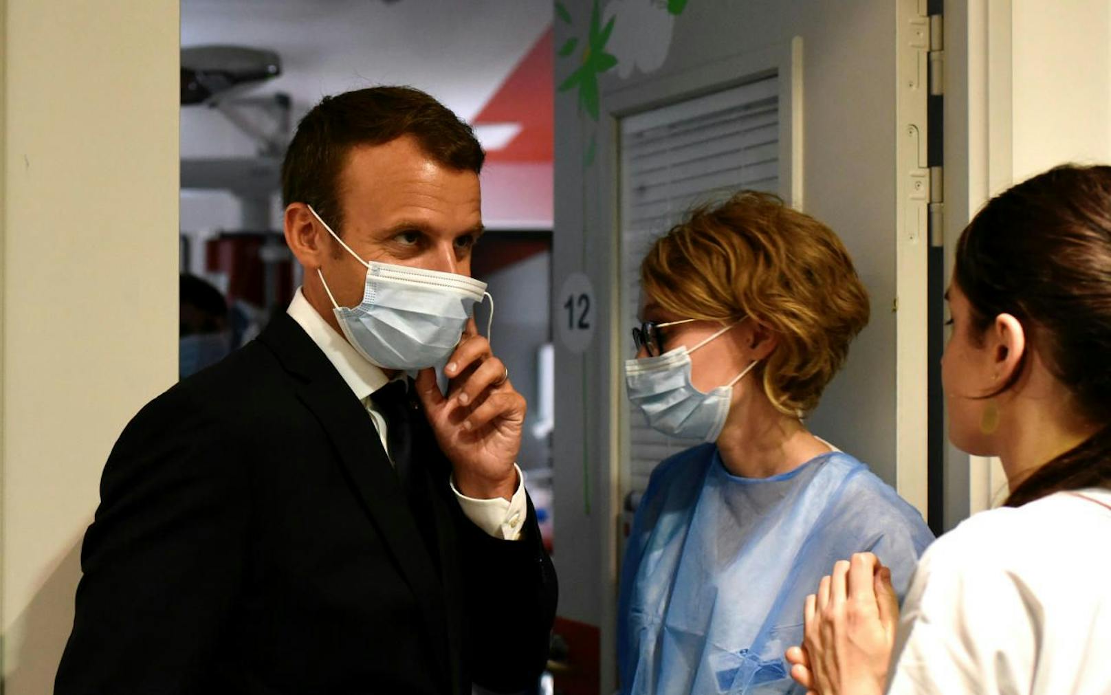 Muss er bald verkleidet aus dem Haus? Frankreichs Präsident Macron gab 26.000 Euro für Gesichtsbehandlungen aus, will aber in Zukunft sparsamer sein. 