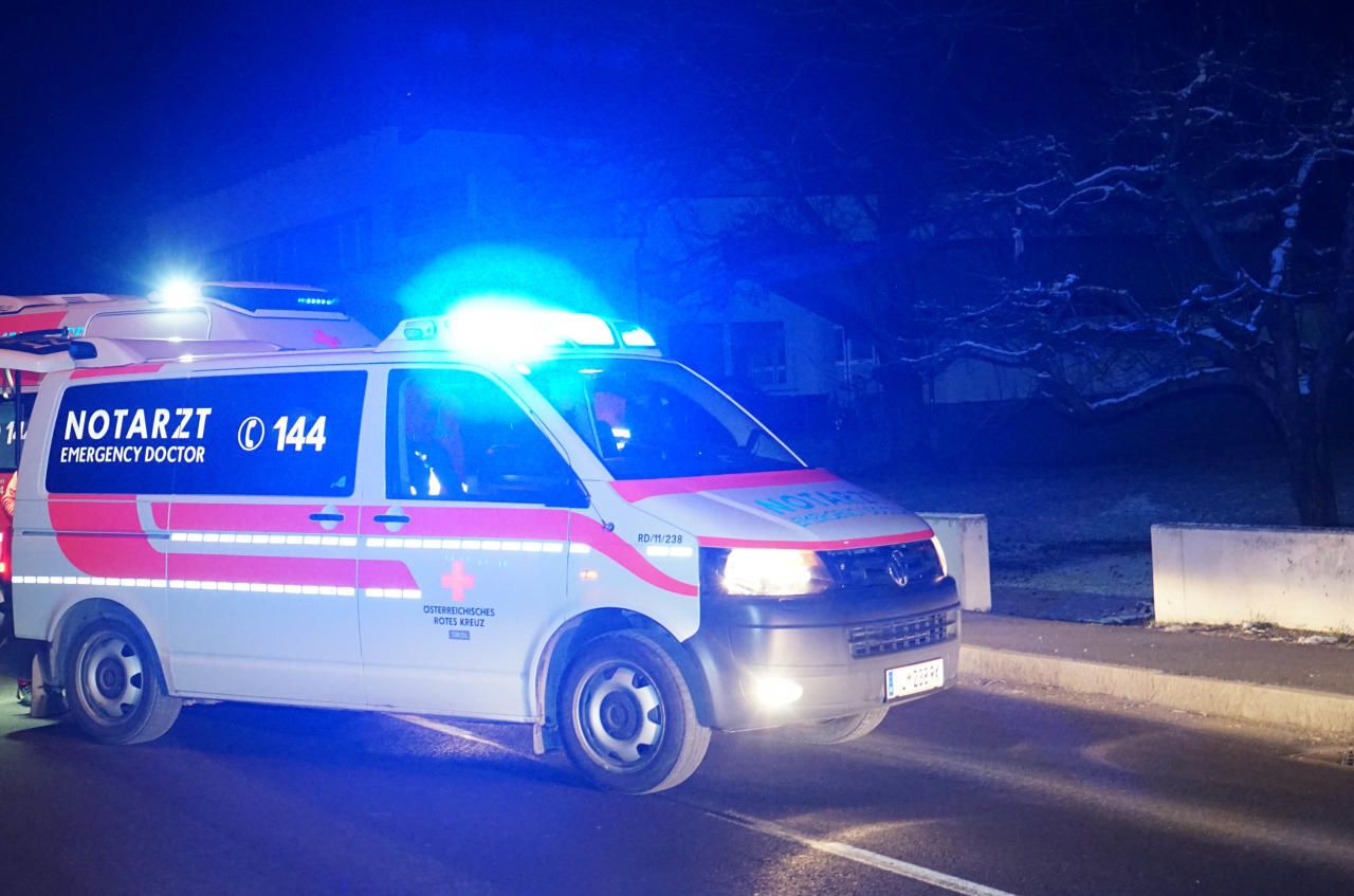 Der verletzte Lenker wurde sofort in ein Krankenhaus gebracht.