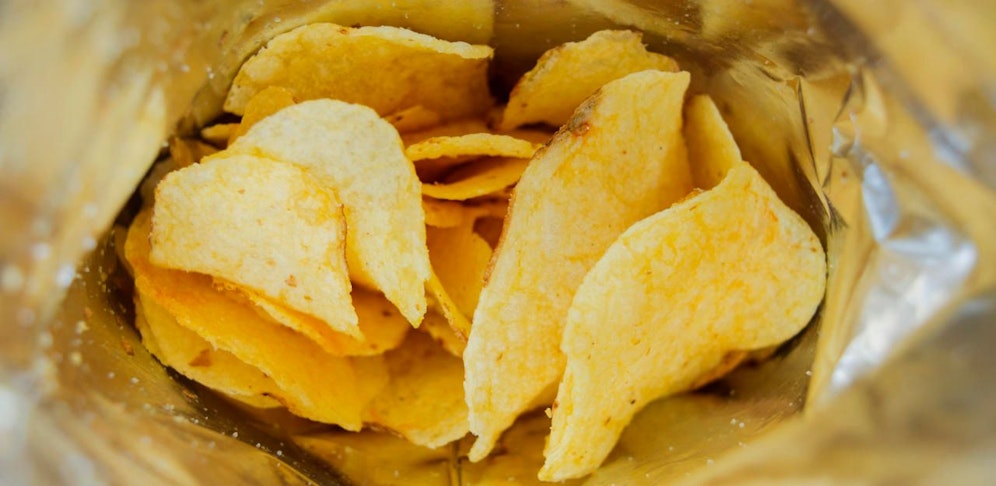Laut einem AK-Test können die Zutaten in Chips die Preisunterschiede der verschiedenen Hersteller nicht erklären. (Symbolbild)