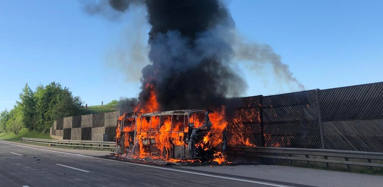 Ein Reisebus aus Eferding geriet auf der Heimfahrt bei Haag (NÖ) in Brand. 16 Fahrägste plus Lenker konnten sich retten.