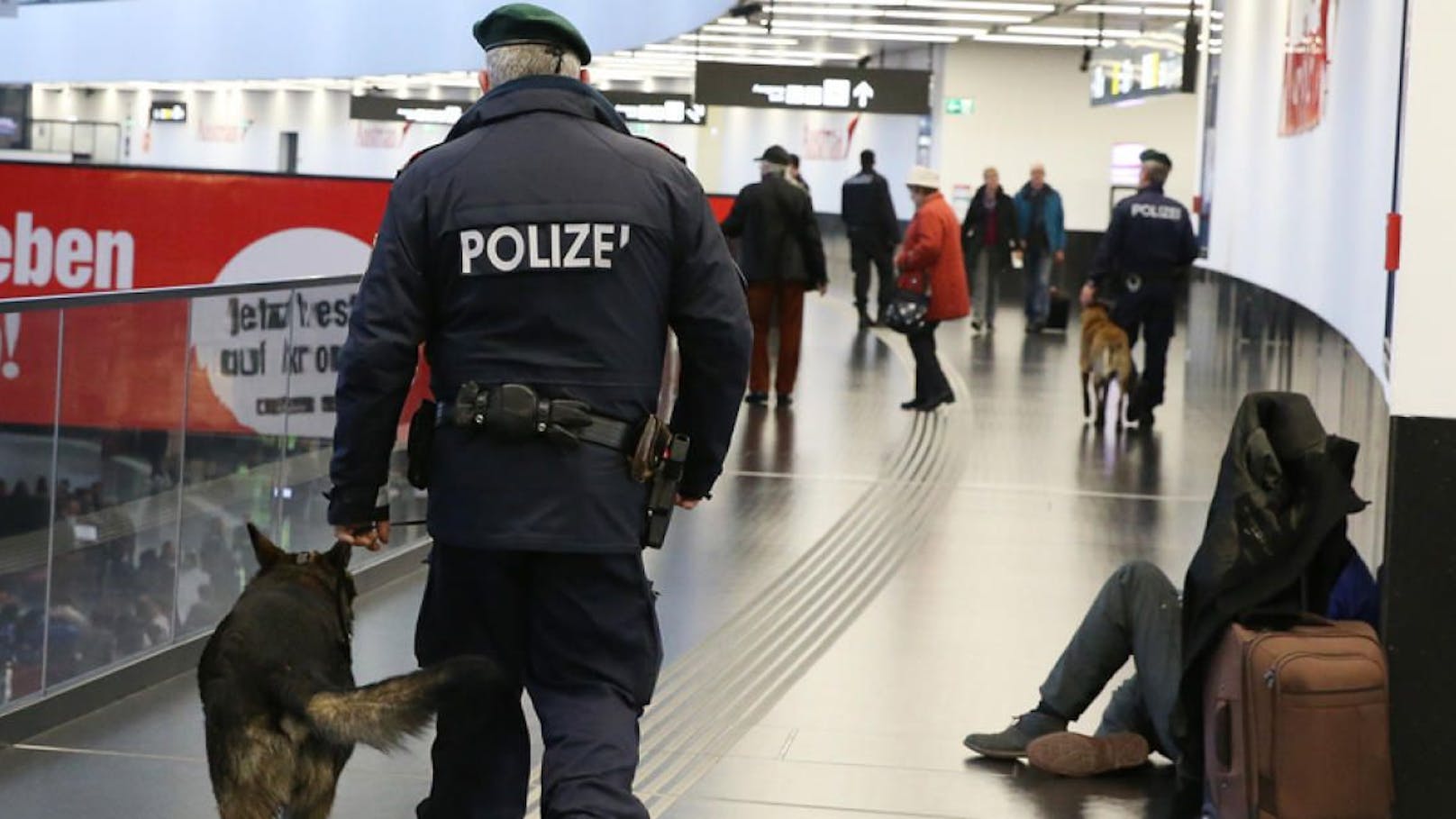 Flugbegleiter verletzt! Passagier randaliert in AUA-Jet