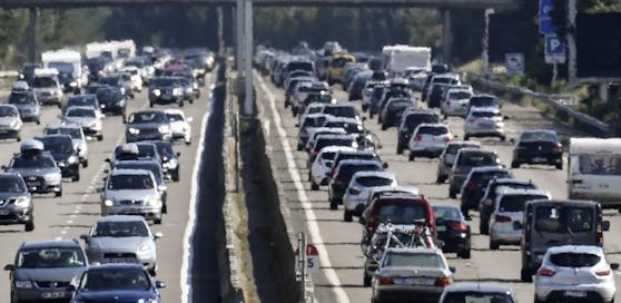 Kilometerlange Staus und hohe Temperaturen quälten am Samstag die Autofahrer in Österreich. (Symbolbild)