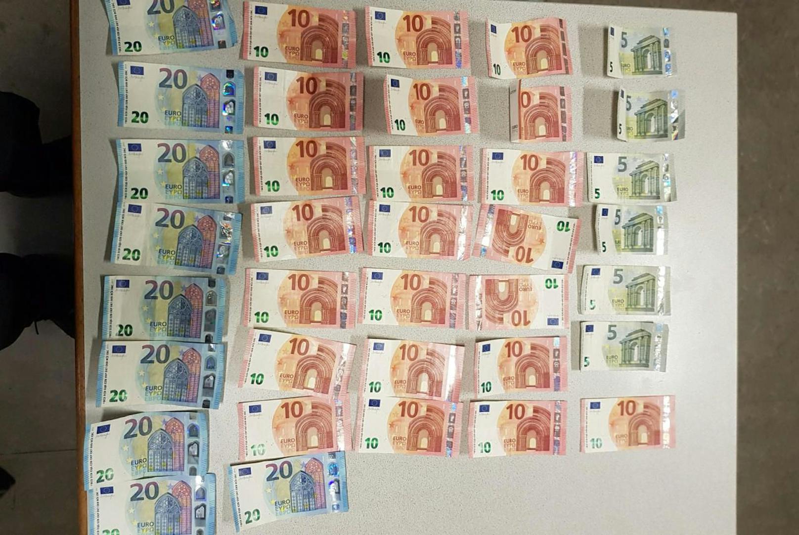 Der 25-Jährige Verdächtige hatte 15 Kugeln mit Suchtgift sowie 430 Euro in bar bei sich.
