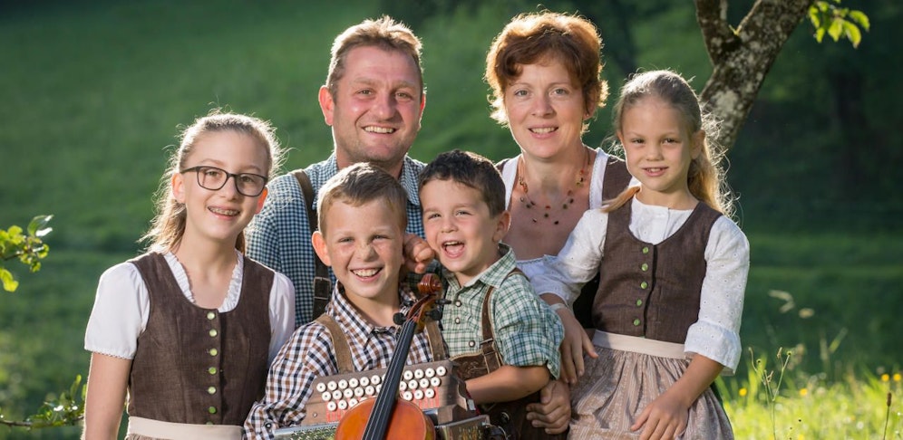 Der Verstorbene mit seiner Familie.