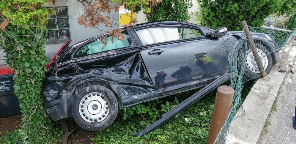 Eines der Autos landete in einem Garten.