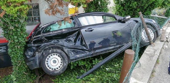 Eines der Autos landete in einem Garten.