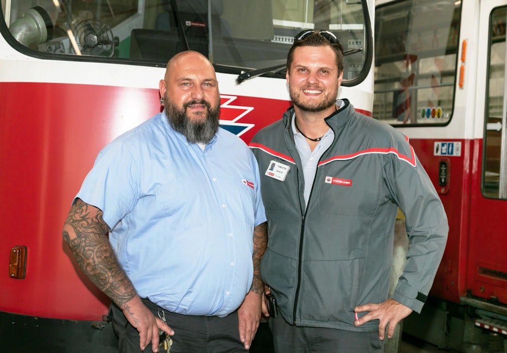 Die Bim-Fahrer Werner Kolarik (li.) und Christoph Zinsmayr kamen der Pensionistin zu Hilfe.