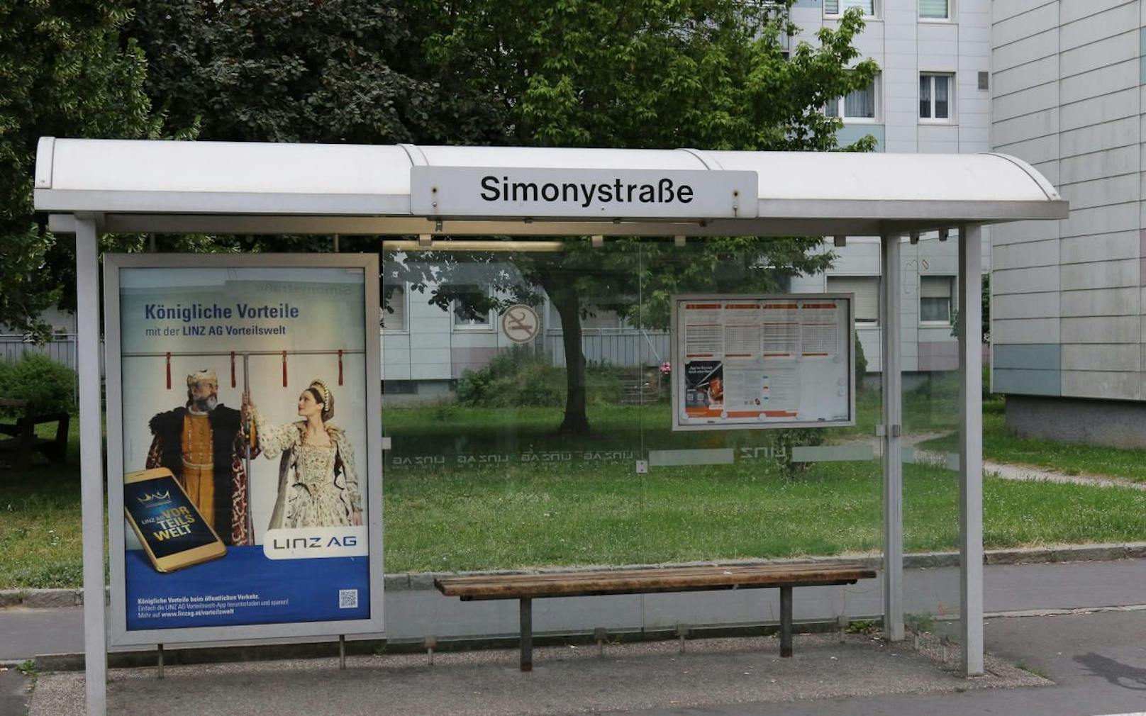 Ein 21-Jähriger soll seinen Kontrahenten (57) bei der Bim-Haltestelle Simonystraße mit einer Pistole bedroht haben.