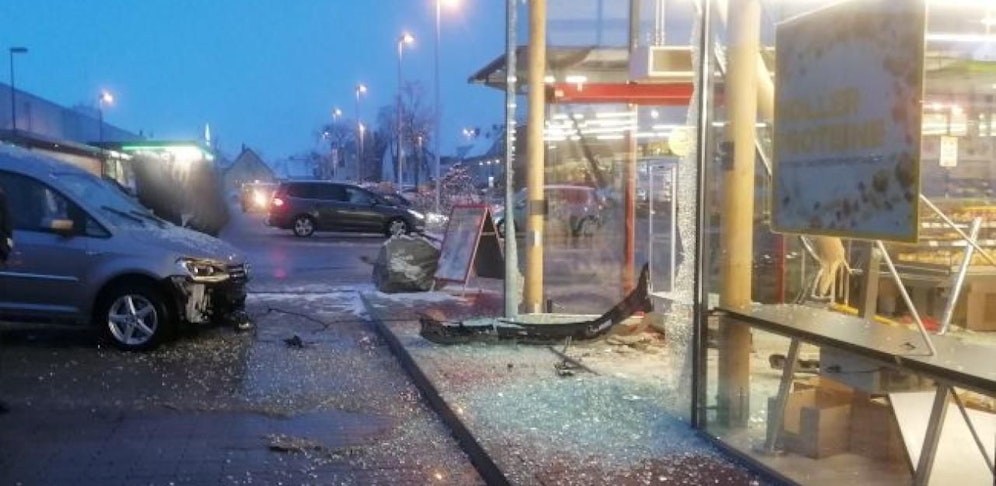 Die Scheibe zerbrach in tausende Stücke.