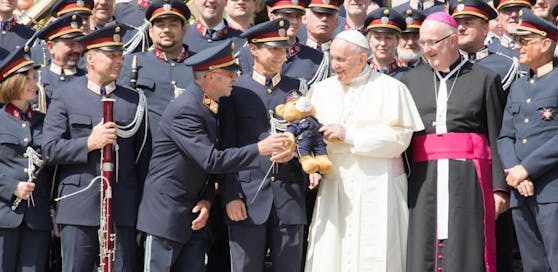 Ob es dem Papst gefallen hat? Polizeimusiker spielten dem Heiligen Vater musikalisch auf. Als Geschenk erhielt der Pontifex den Polizeibären überreicht.