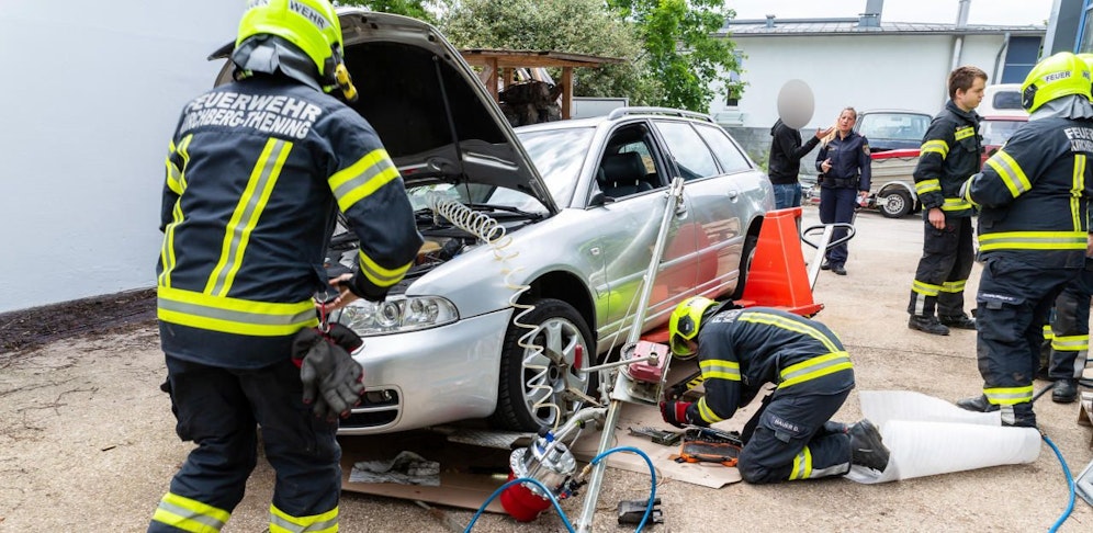 Der Mann wurde unter seinem Auto eingeklemmt und schwer verletzt.