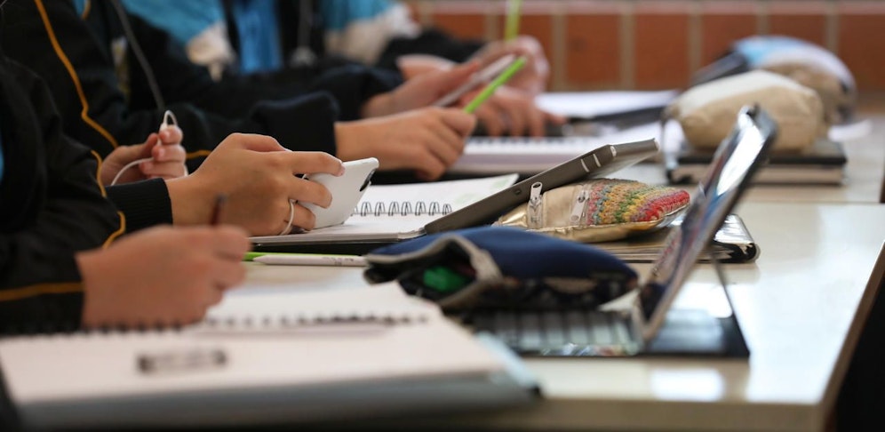 Smartphones sollen bald aus dem Unterricht verbannt werden (Symbolbild).