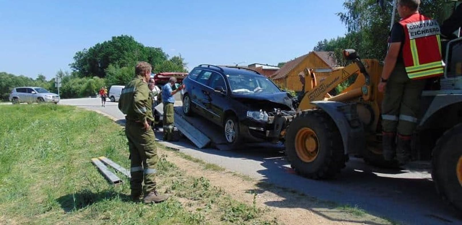 Die Fahrzeugbergung nach dem Unfall.
