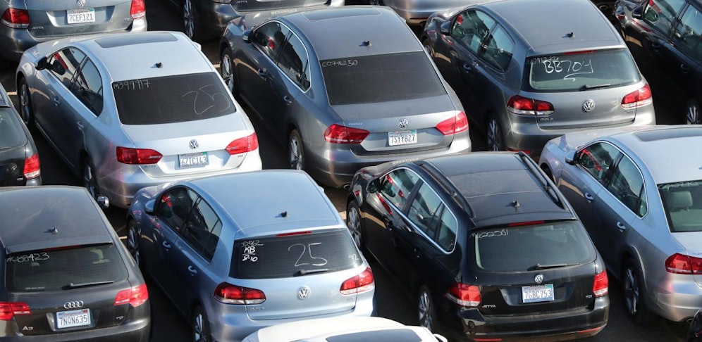 Rund 350.000 Diesel-Autos, die der VW-Konzern in den USA wegen manipulierter Abgastests um insgesamt rund 7,4 Milliarden US-Dollar von Kunden zurückkaufen musste, rosten nun in der Wüste vor sich hin. 