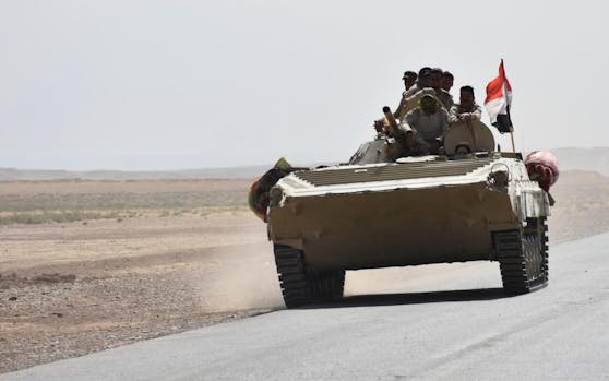 Einsatz gegen die eigene Bevölkerung: Irakische Truppen fahren in der Nähe des Dorfes Khabbaz auf einer Strasse nach Kirkuk.