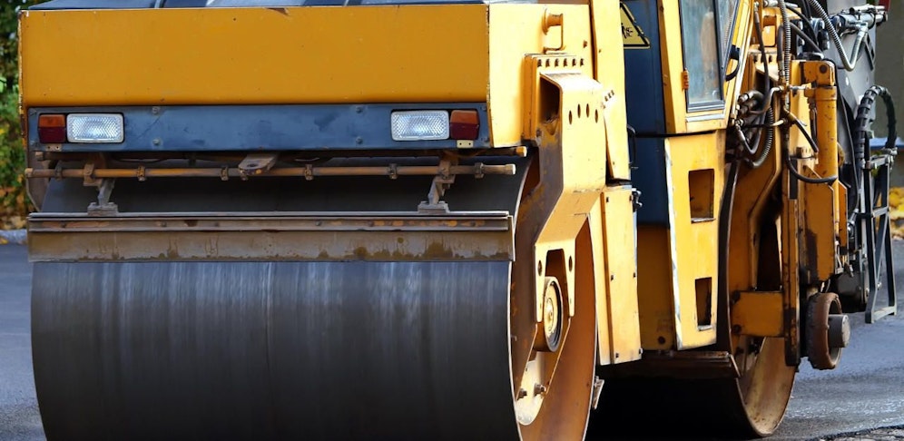 Ein Walzen-Fahrer hat seinen Chef überrollt