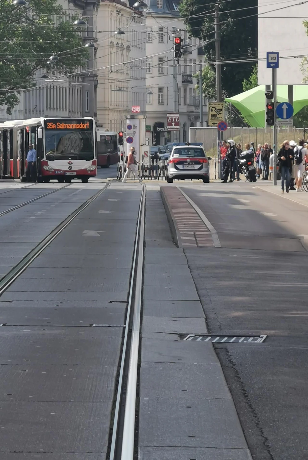 Die Straße wurde kurzfristig gesperrt.