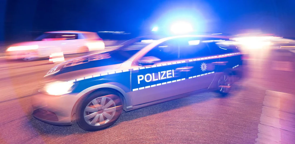 Ein Streifenwagen der deutschen Polizei im Einsatz. Symbolbild