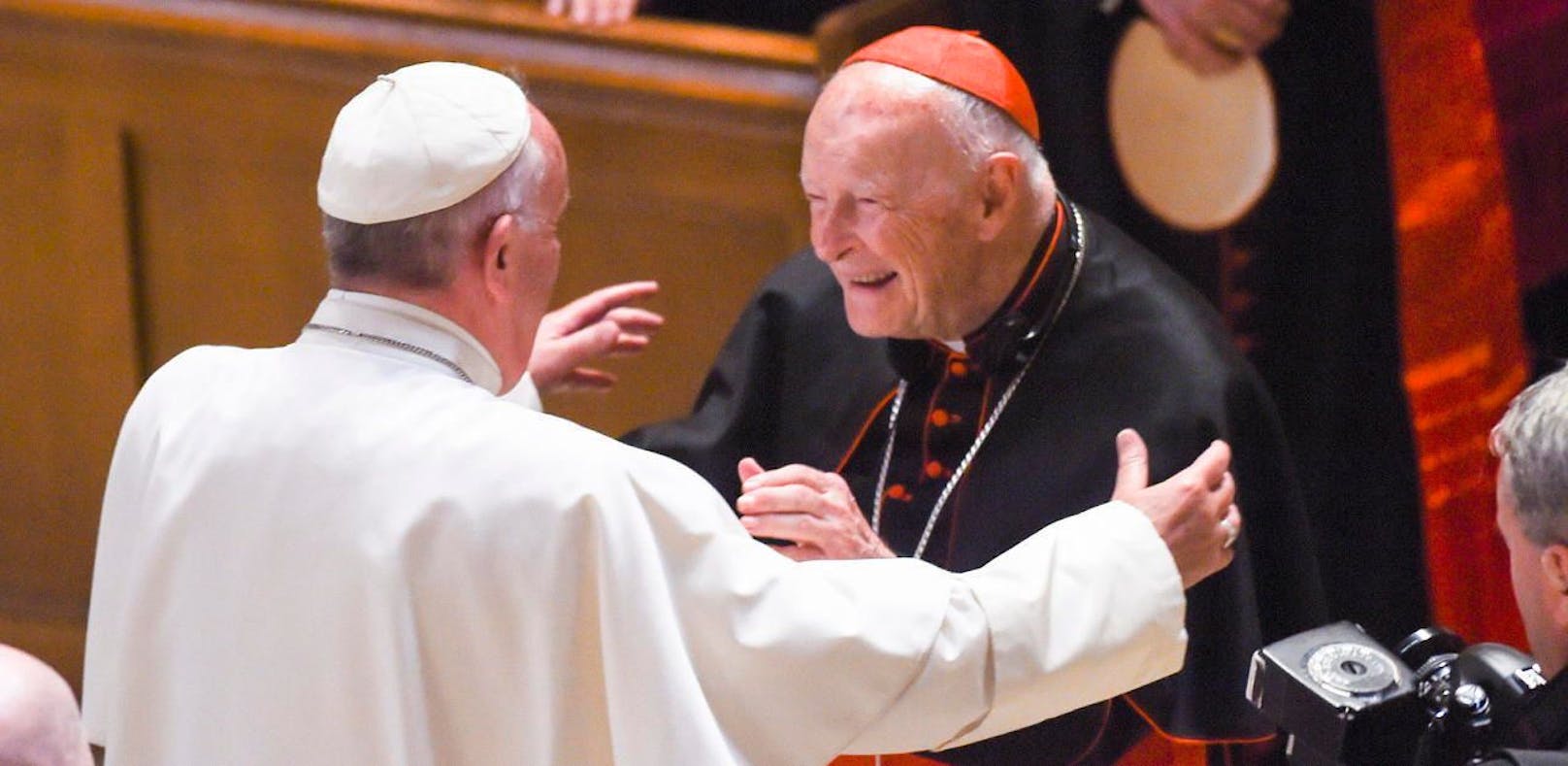 Papst Franziskus mit dem Ex-Kardinal Theodore McCarrick bei einem Papst-Besuch in den USA im Jahr 2015. Da soll er bereits über die Vorwürfe gegen McCarrick Bescheid gewusst haben.