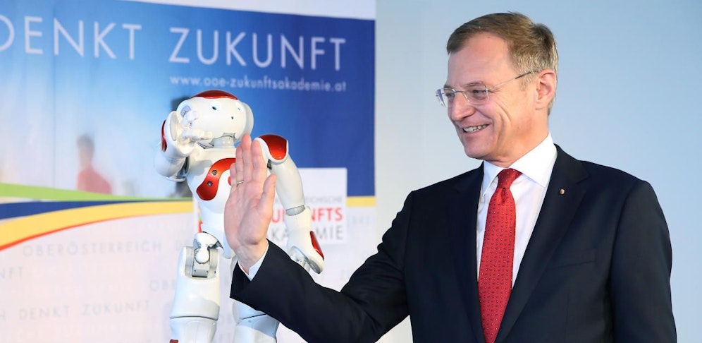 LH Thomas Stelzer (im Bild mit Roboter Nao) im großen Interview mit "Heute".