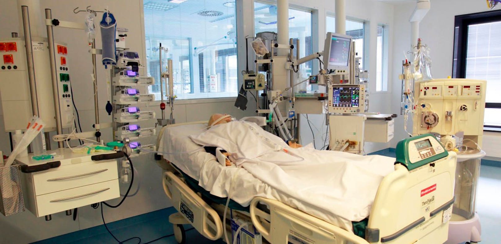 Laut dem KAV sei die aktuelle Situation der Spitalsbettenauslastung in Wien eine gute. Rund ein Drittel der Normalbetten sei derzeit frei, dasselbe gelte für Intensivbetten. 