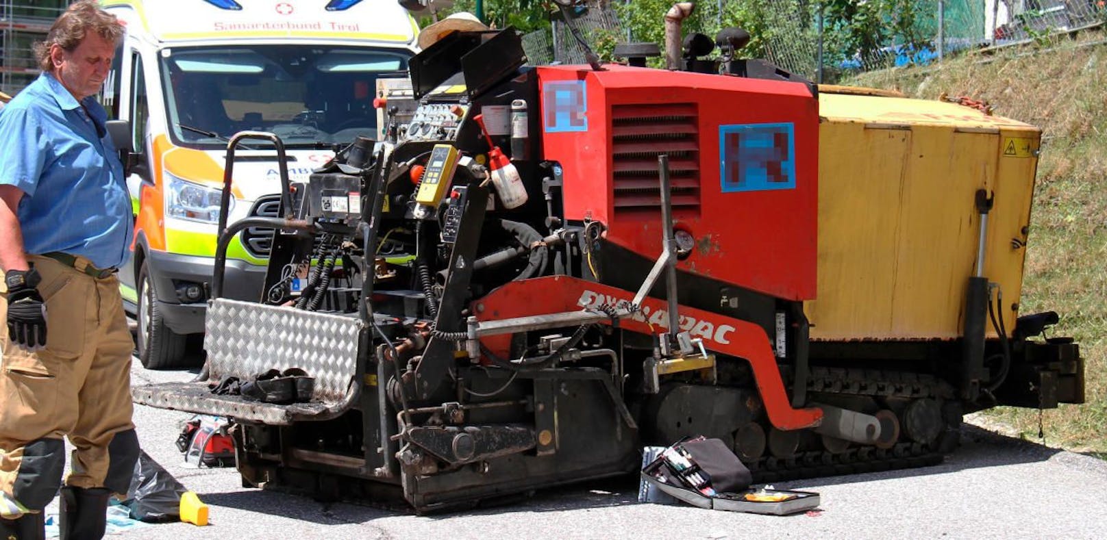 Lkw drückt Arbeiter (28) gegen Maschine – tot