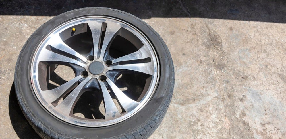 Weil das Trio wegen einer Reifenpanne liegen blieb, ging es der Polizei ins Netz. (Symbolbild).