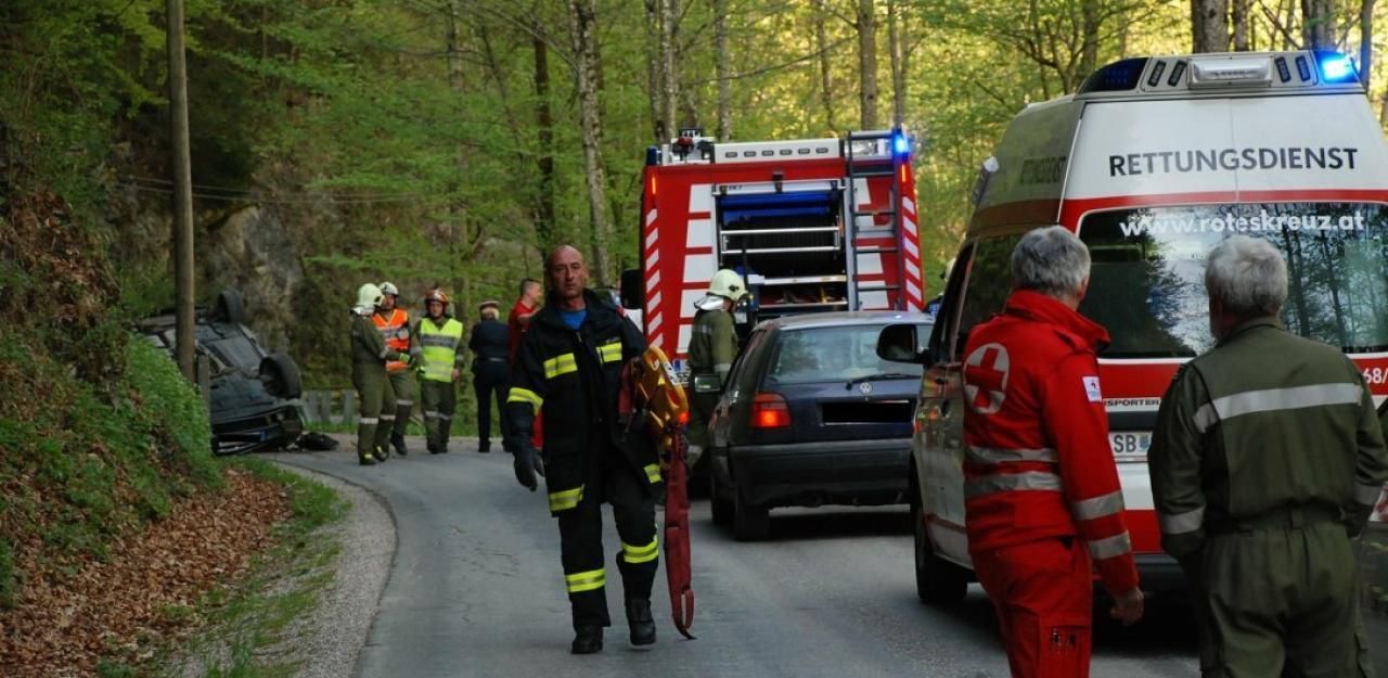 Heute.at - 22-Jähriger Lenker kommt von Straße ab - tot