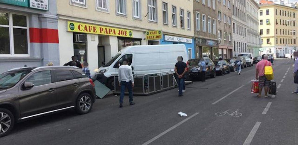 Ein Kleintransporter kracht in einen Schanigarten.