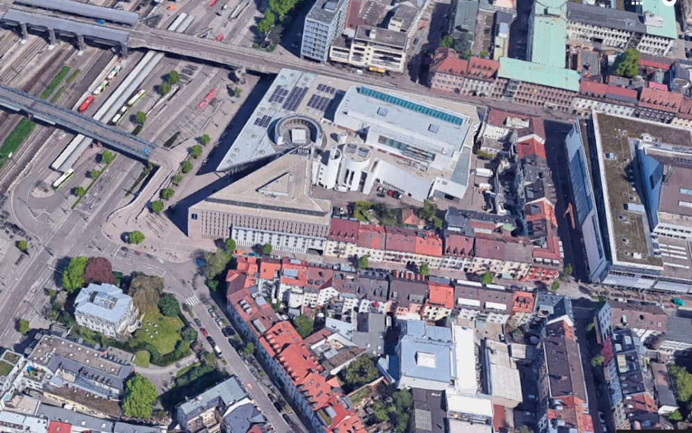 Das "Novotel" am Konzerthaus in der Freiburger Innenstadt aus der Vogelperspektive.