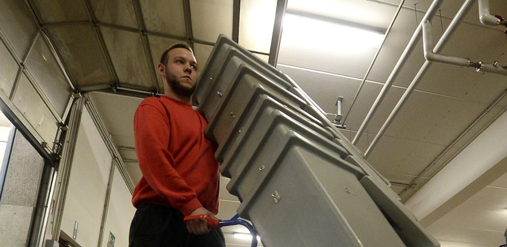 Aus dem Lager in Wien-Floridsdorf werden die Wahlurnen sowie Wahlkabinen derzeit zu den einzelnen Wahllokalen transportiert.