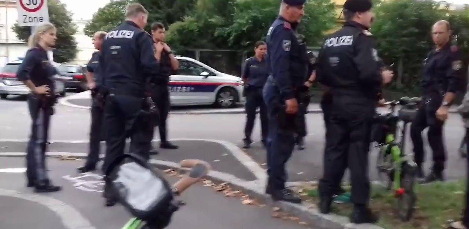 Polizeieinsatz bei der Critical Mass in Linz. Ein Teilnehmer wurde verhaftet und mitgenommen. (Foto: Critical Mass)