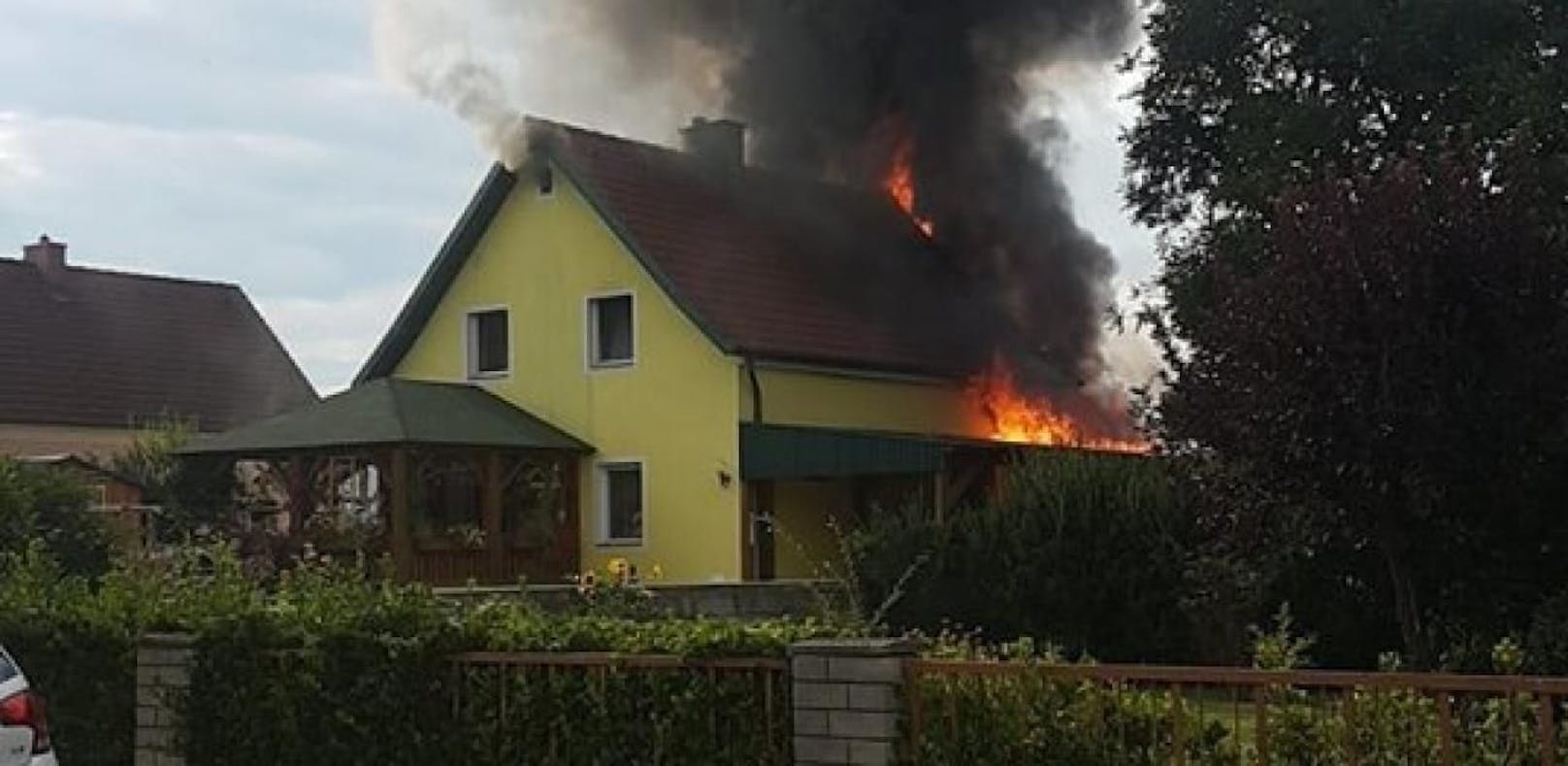 Wohnhaus brannte: Katze aus Flammen gerettet