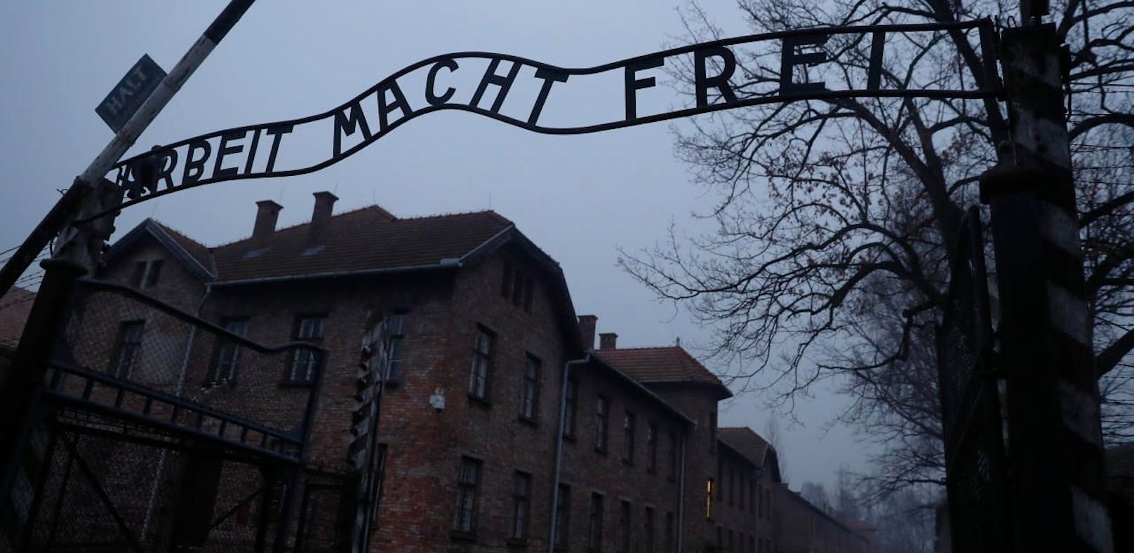 Das Tor zum Konzentrationslager in Auschwitz. Darüber der Spruch: &quot;Arbeit macht frei.&quot;