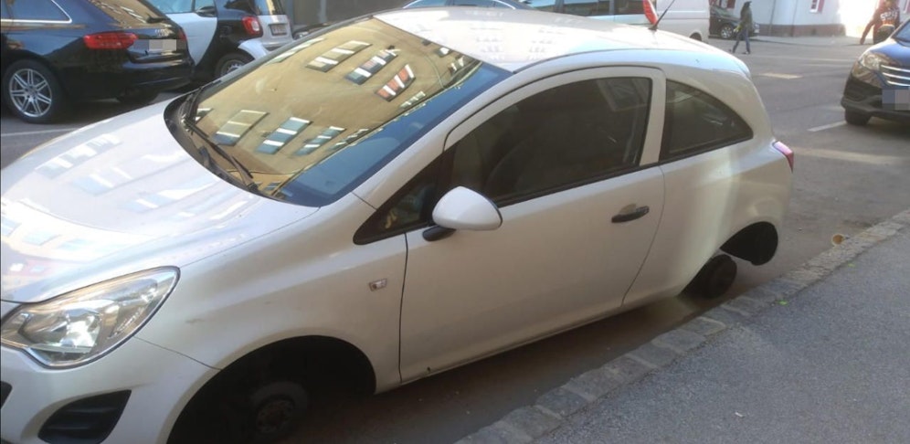 Auf der linken Seite waren bereits beide Reifen abmontiert. 