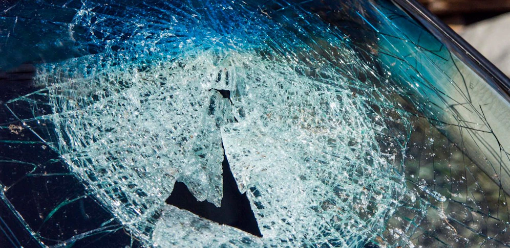 (Symbolfoto): Ein Eisbrocken durchschlägt die Windschutzscheibe eines LKW und verletzt den slowenischen Fahrer schwer. 