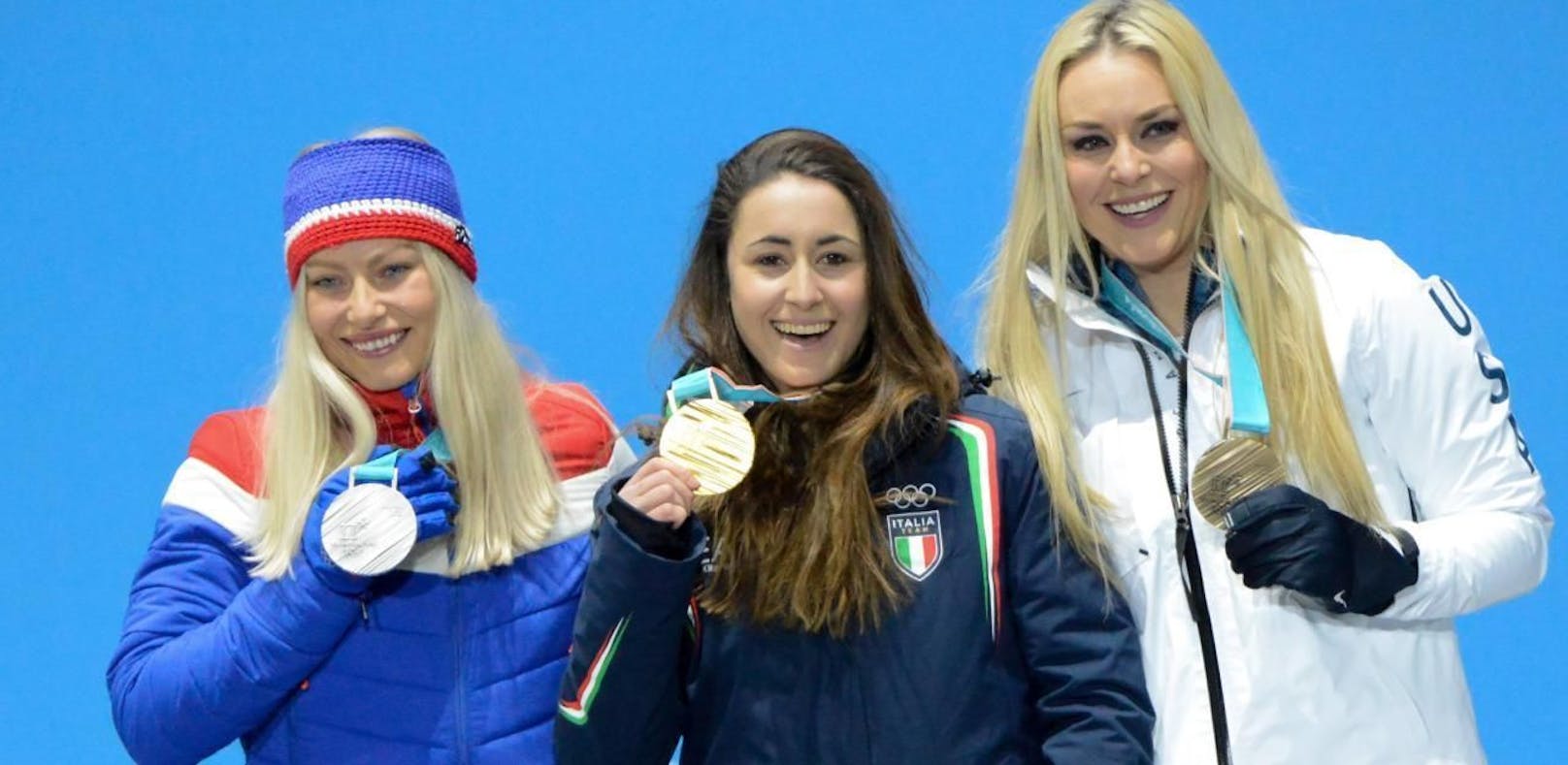 Sofia Goggia raste 2018 zu Olympiagold in der Abfahrt. Mit ihr am Bild die beiden Silbernen: Ragnhild Mowinckel und Lindsey Vonn.