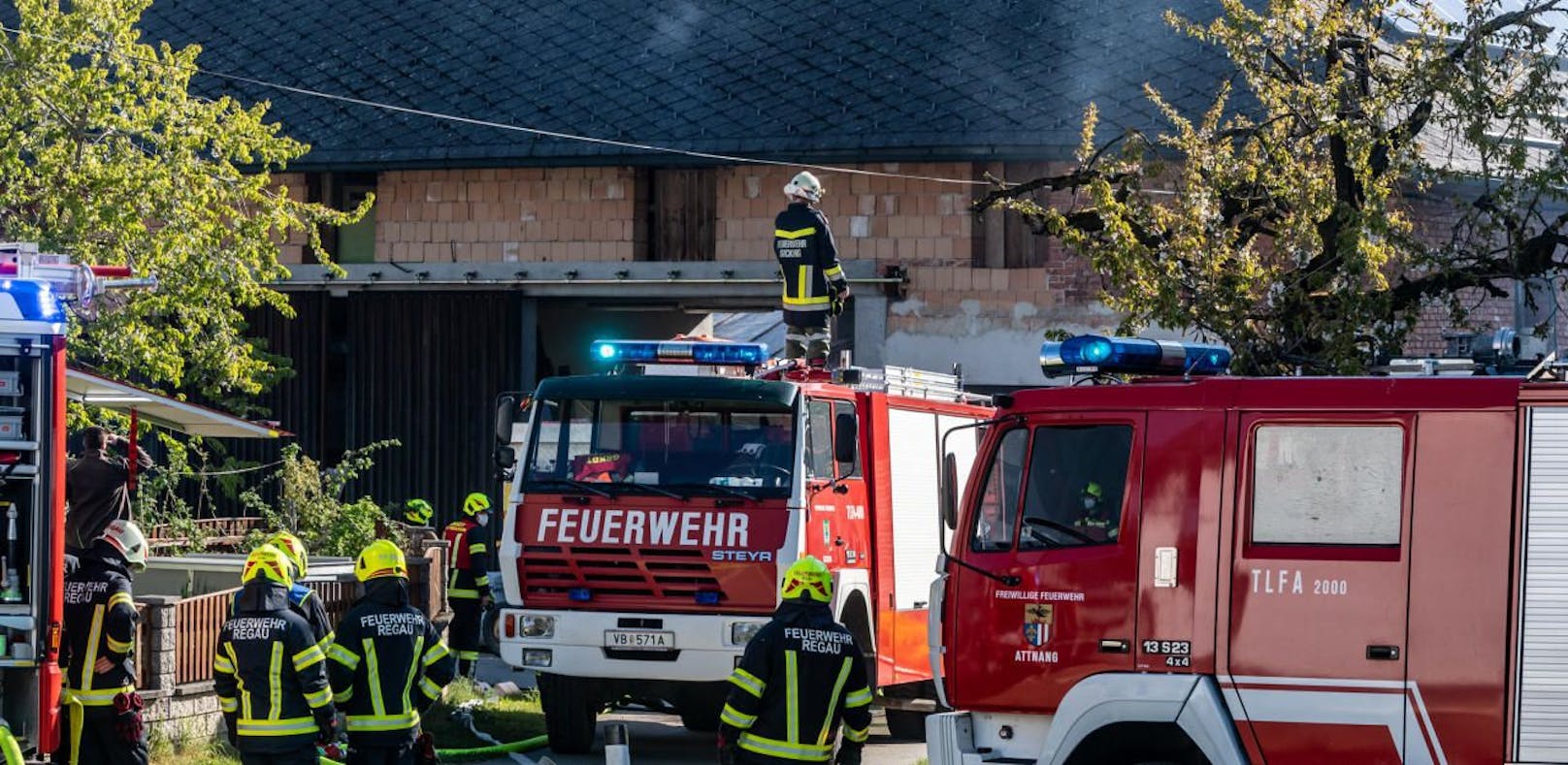 12 Feuerwehren kämpften gegen Bauernhof-Brand