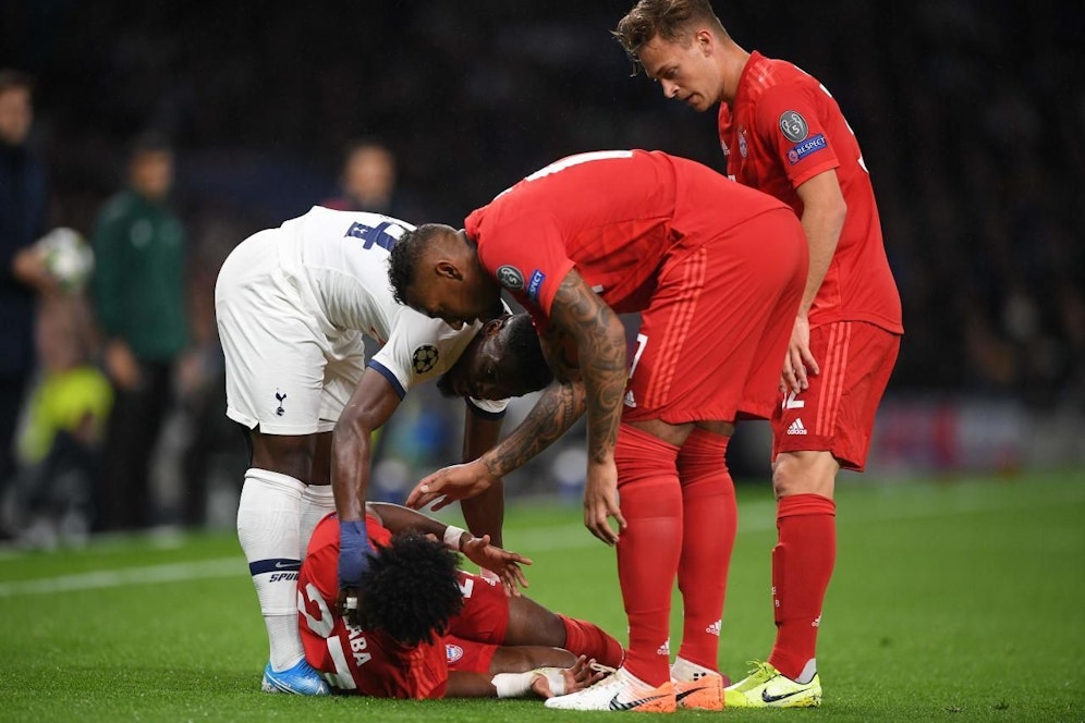 David Alaba liegt verletzt am Boden. 