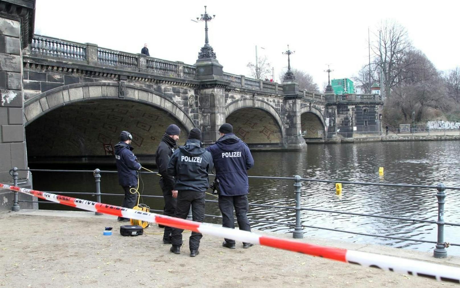Taucher der Hamburger Polizei bargen jetzt einen abgetrennten Frauenkopf. In den Gewässern der Stadt wurden bis heute insgesamt elf Leichenteile entdeckt. Sie sollen von einer getöteten Prostituierten (48) stammen. 