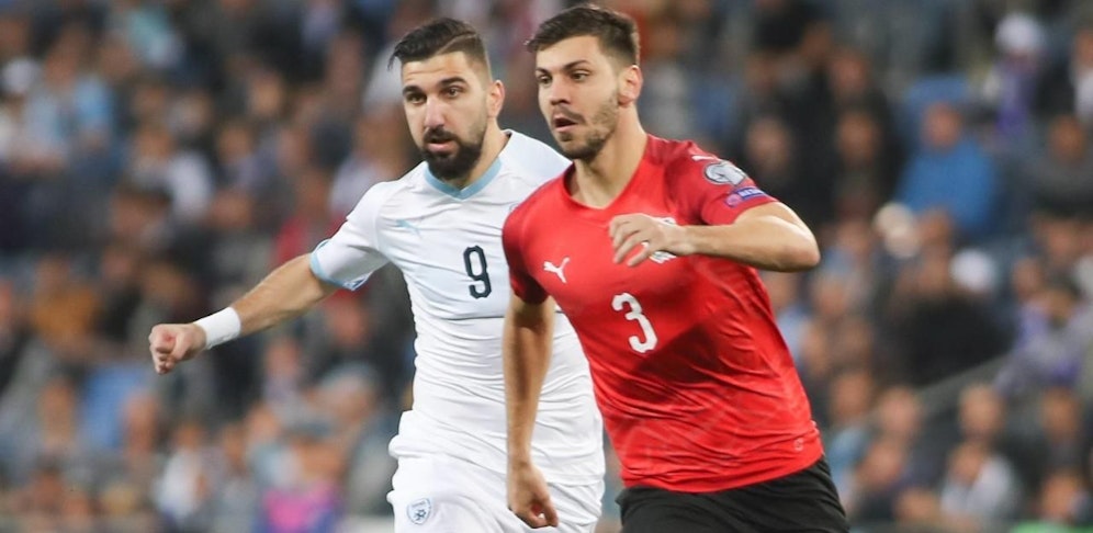 Munas Dabbur hier beim Länderspiel gegen Österreich im Zweikampf mit Aleks Dragovic