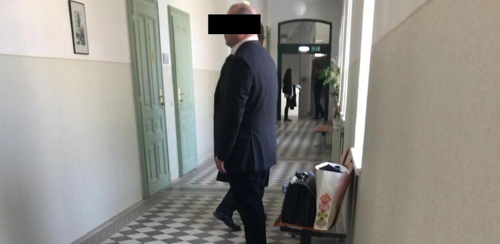 Der Angeklagte vor Gericht.