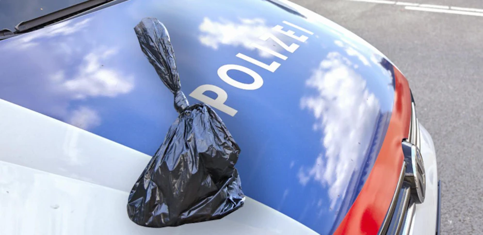 Die Vandalen verteilten auf einem Gehweg in Kremsmünster zahlreiche Hundekotsackerl.